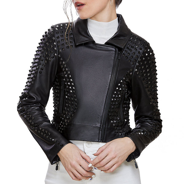 Mujer usando chamarra biker de piel negra 'Rockstar Oscura' de Gerhel, con estoperoles y cierres pavonados negros.