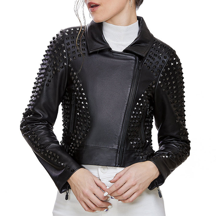 Mujer usando chamarra biker de piel negra 'Rockstar Oscura' de Gerhel, con estoperoles y cierres pavonados negros.