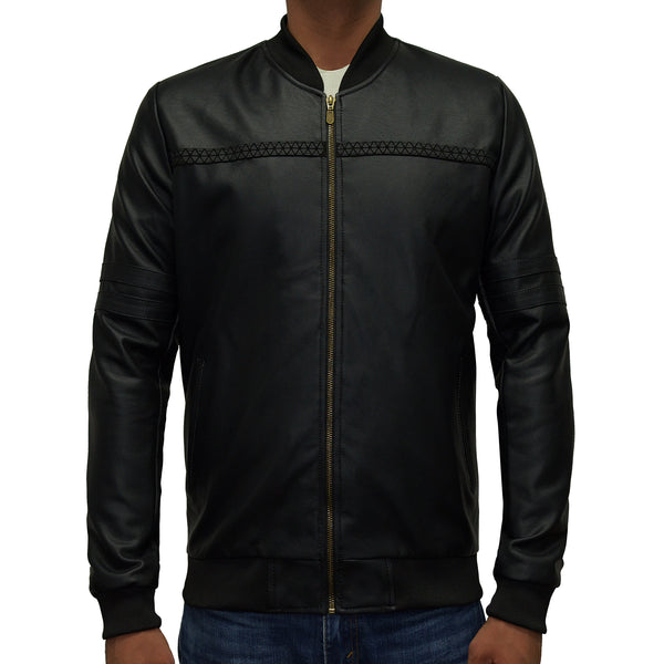 Hombre usando chamarra bomber de piel sintética negra 'Elite' de Gerhel con detalle de costura realzada en el pecho.