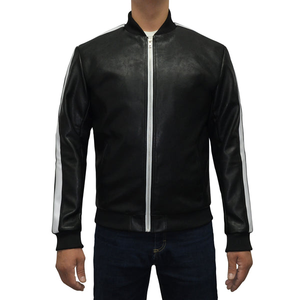 Hombre usando chamarra bomber de piel sintética negra 'Ímpetu Urbano' de Gerhel con franjas blancas.