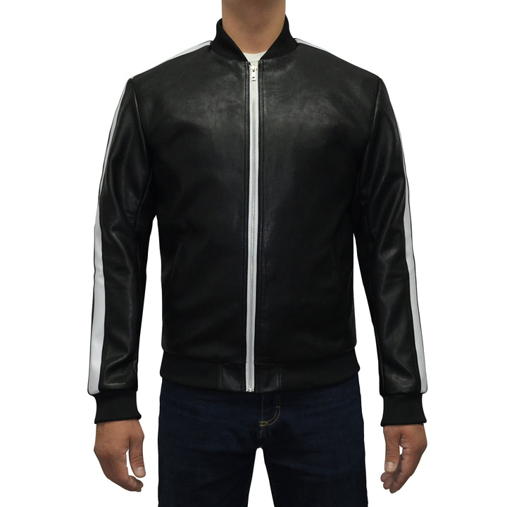Hombre usando chamarra bomber de piel sintética negra 'Ímpetu Urbano' de Gerhel con franjas blancas.