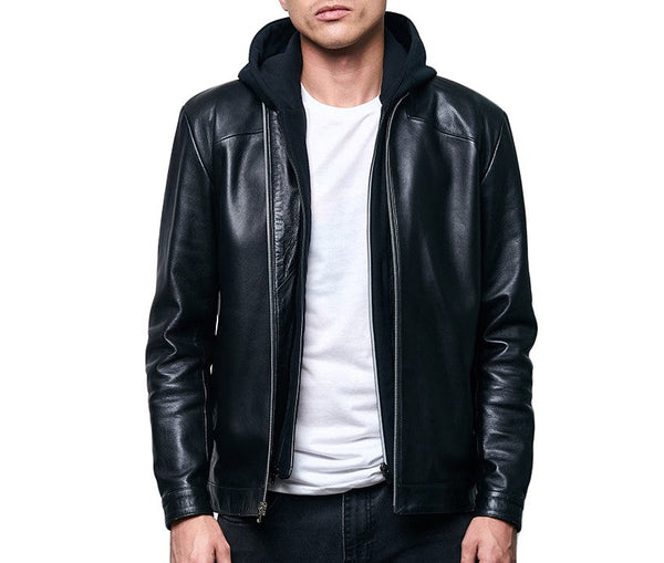 Hombre usando chamarra 'Doble Actitud' 907 de piel de borrego negra con capucha desmontable.