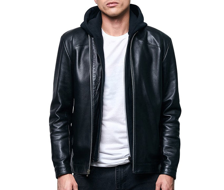 Hombre usando chamarra 'Doble Actitud' 907 de piel de borrego negra con capucha desmontable.