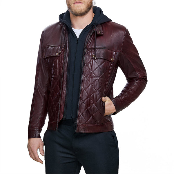 Hombre usando chamarra 'Rebelde Vintage' 760 de piel de borrego color vino deslavado con capucha desmontable.