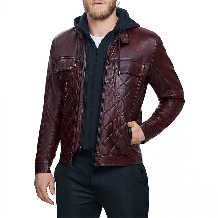 Hombre usando chamarra 'Rebelde Vintage' 760 de piel de borrego color vino deslavado con capucha desmontable.