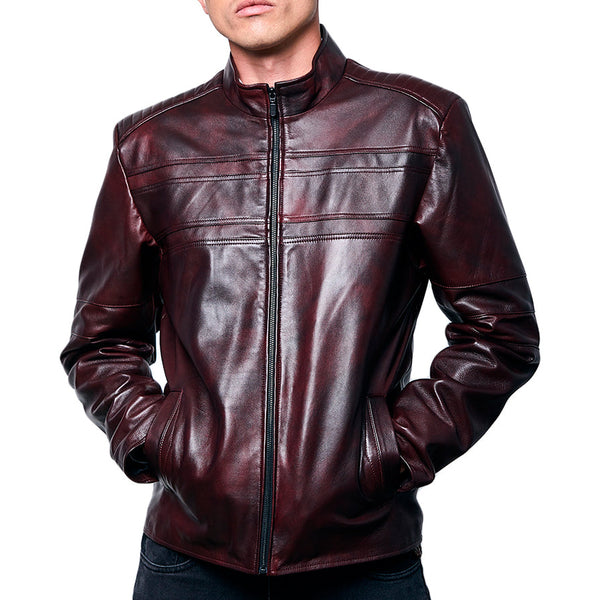 Hombre usando chamarra de piel color tinto (rojo intenso) 'Interceptor' de Gerhel con paneles horizontales.
