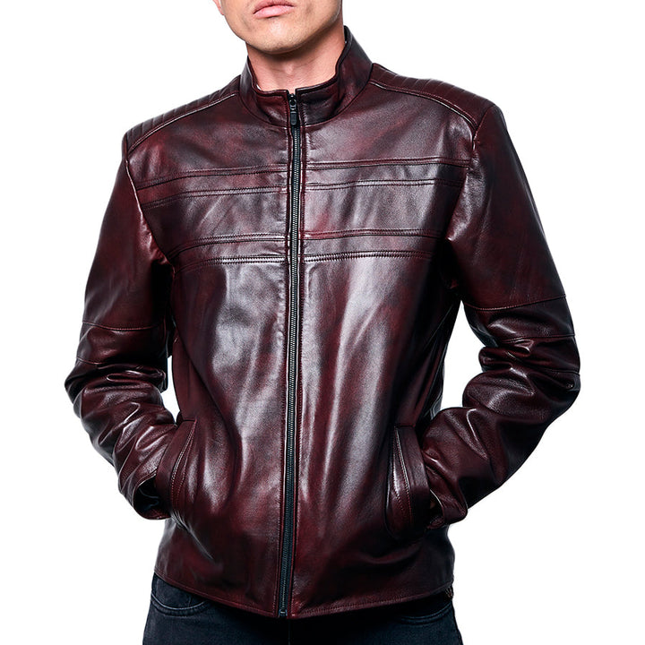 Hombre usando chamarra de piel color tinto (rojo intenso) 'Interceptor' de Gerhel con paneles horizontales.