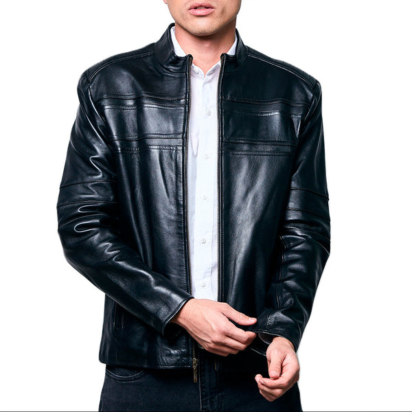 Hombre usando chamarra de piel color tinto (borgoña) estilo moto 'Interceptor Tinto' de Gerhel con paneles acolchados.