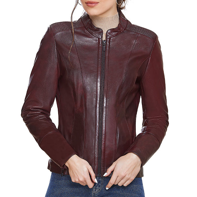 Mujer usando chamarra de piel color vino (borgoña) 'Artesana' de Gerhel con costuras artesanales en hombros.