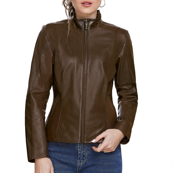 Mujer usando chamarra de piel color café 'Aura' de Gerhel con cuello mao y corte clásico entallado.