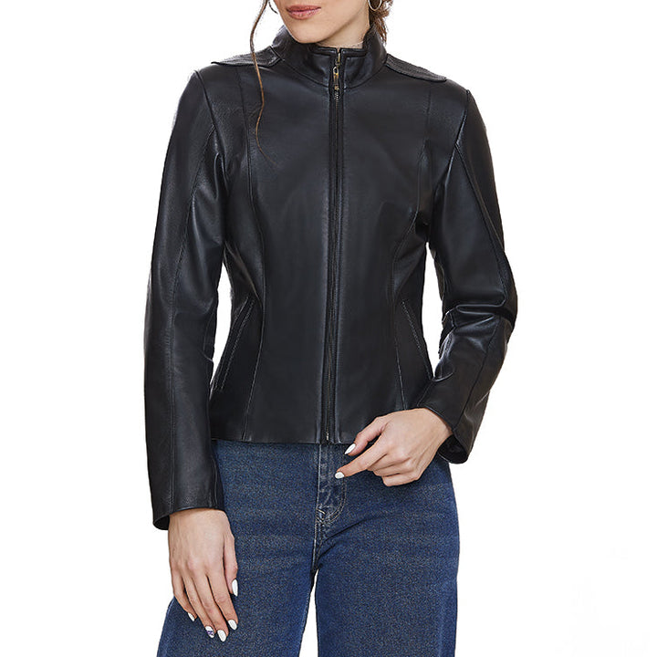 Mujer usando chamarra de piel color negro 'Aura' de Gerhel con cuello mao y corte clásico entallado.