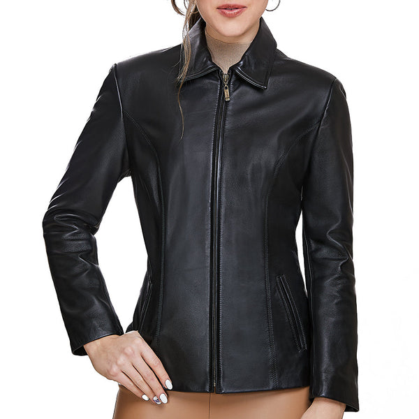 Mujer usando chamarra de piel clásica negra 'Herencia' de Gerhel con cuello camisero.