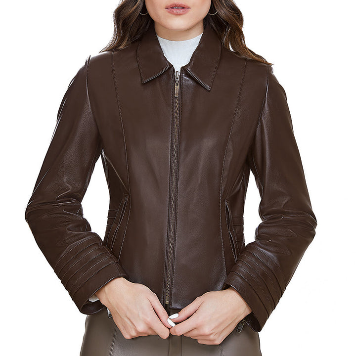 Mujer usando chamarra de piel color café 'Sinfonía' de Gerhel con elegantes pliegues en las mangas.