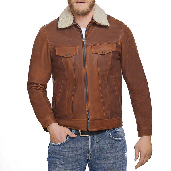 Hombre usando chamarra de piel de res 3 en 1 'Todoterreno' de Gerhel con cuello de borrega desmontable.
