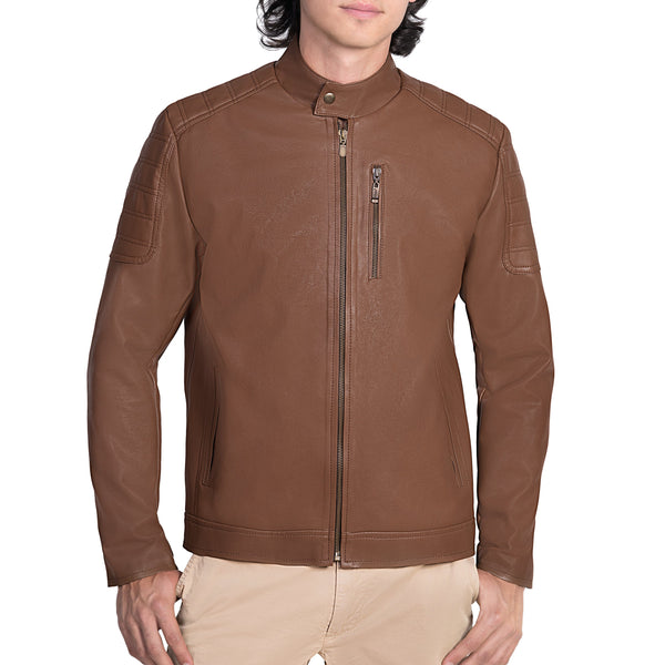 Hombre usando chamarra de piel sintética color nuez 'Nogal' de Gerhel, estilo cafe racer con hombros acolchados.