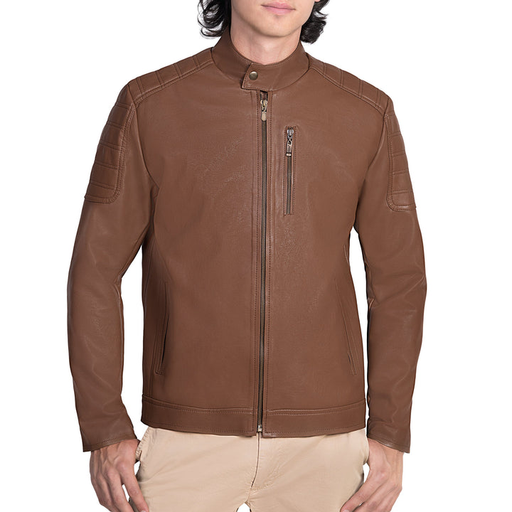 Hombre usando chamarra de piel sintética color nuez 'Nogal' de Gerhel, estilo cafe racer con hombros acolchados.