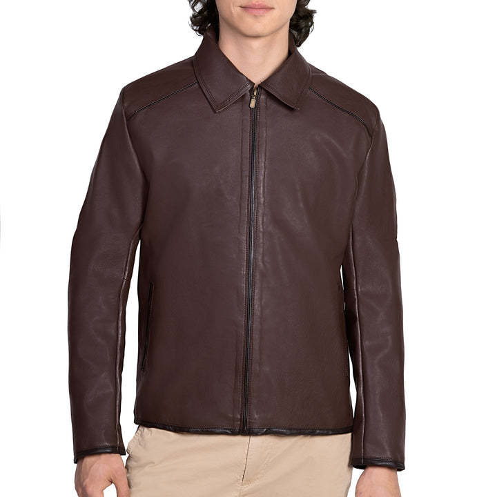 Hombre usando chamarra clásica de piel sintética color café 'Esencial' de Gerhel con cuello camisero.