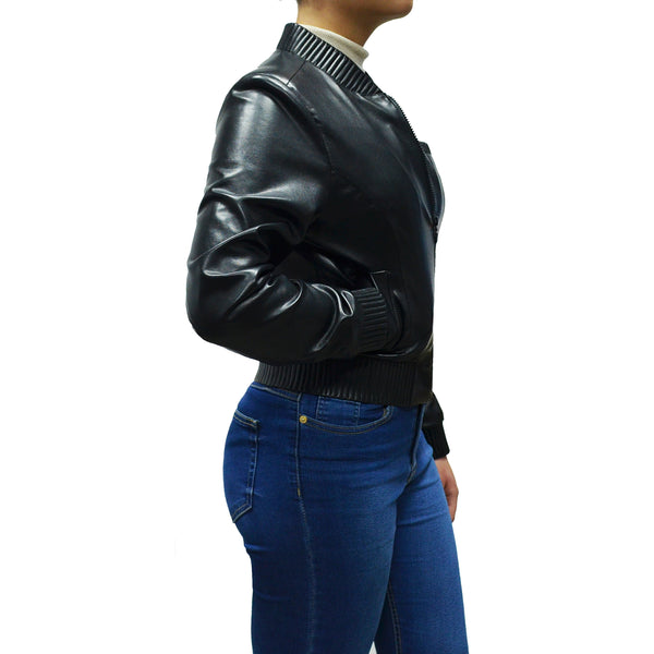 Mujer usando chamarra de piel sintética negra 'Utilitaria' 6003 con bolsa en el antebrazo y costuras especiales.