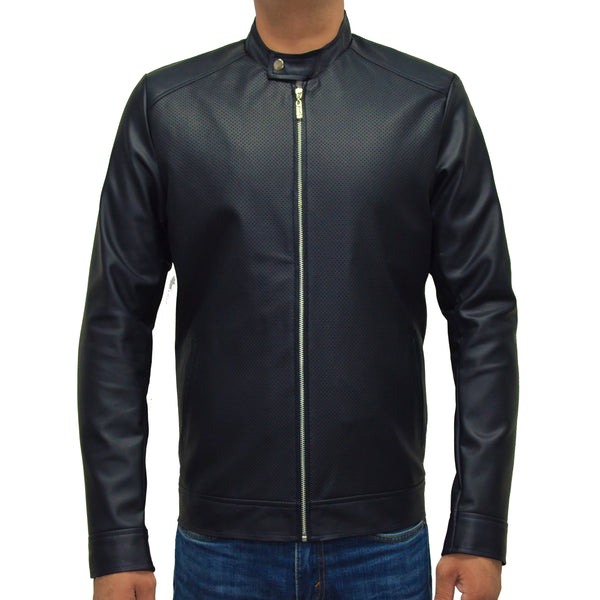 Hombre usando chamarra de piel sintética negra 'Aero' de Gerhel con torso micro-perforado y cuello mao.