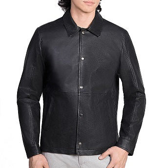 Hombre usando chamarra tipo trucker de piel sintética negra 'Roadmaster' de Gerhel con cuello camisero y broches níquel.