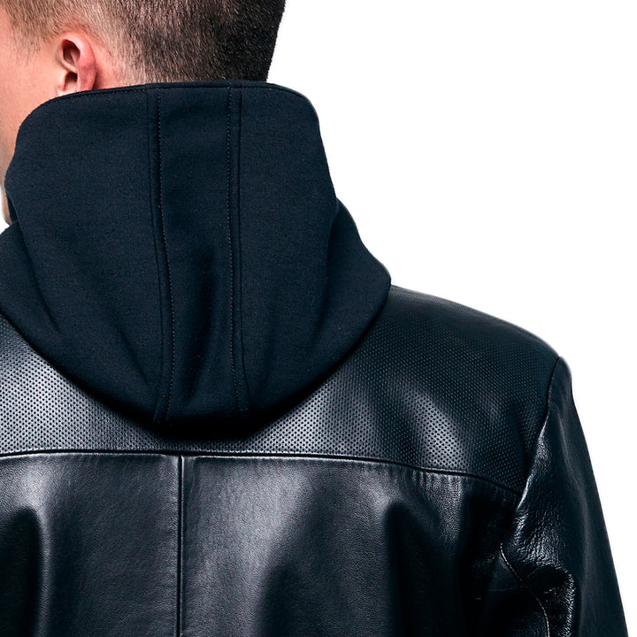 Detalle de chamarra 'Doble Actitud' 907 de piel de borrego negra con capucha desmontable.