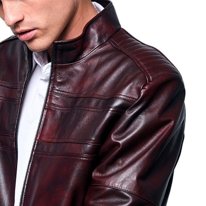 Detalle Hombre usando chamarra de piel color tinto (rojo intenso) 'Interceptor' de Gerhel con paneles horizontales.