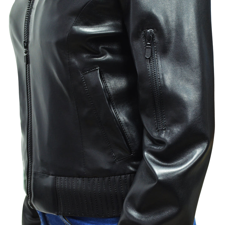 Detalle de chamarra de piel sintética negra 'Utilitaria' 6003 con bolsa en el antebrazo y costuras especiales.