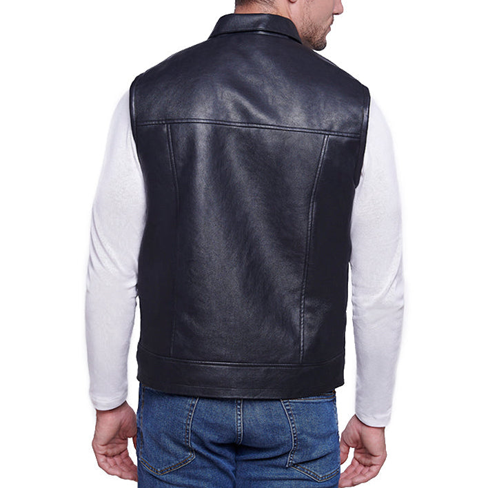 Hombre de espaldas usando chaleco 'Ranger' de piel sintética negro/café con forro de borrego sintético y cierre oro viejo.