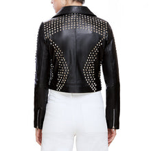 Mujer de espaldas usando chamarra biker de piel negra 'Rockstar Plateada' de Gerhel, cubierta de estoperoles (studs) plateados.