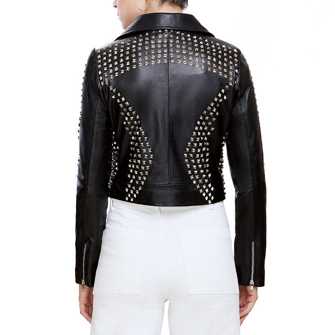 Mujer de espaldas usando chamarra biker de piel negra 'Rockstar Plateada' de Gerhel, cubierta de estoperoles (studs) plateados.