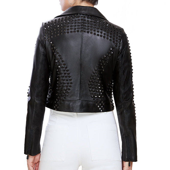 Mujer de espaldas usando chamarra biker de piel negra 'Rockstar Oscura' de Gerhel, con estoperoles y cierres pavonados negros.