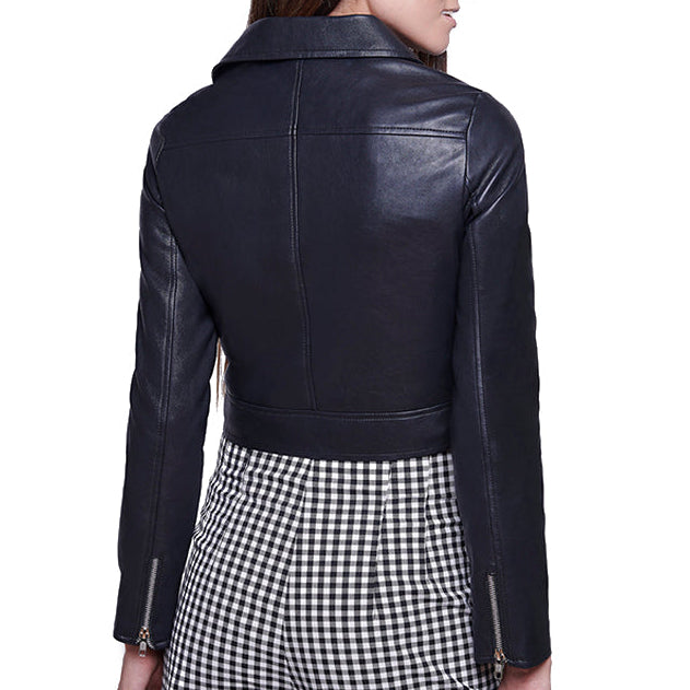 Mujer de espaldas usando chamarra biker 'Esencial' de piel sintética negra 6000 con cierre asimétrico y cierres metálicos.