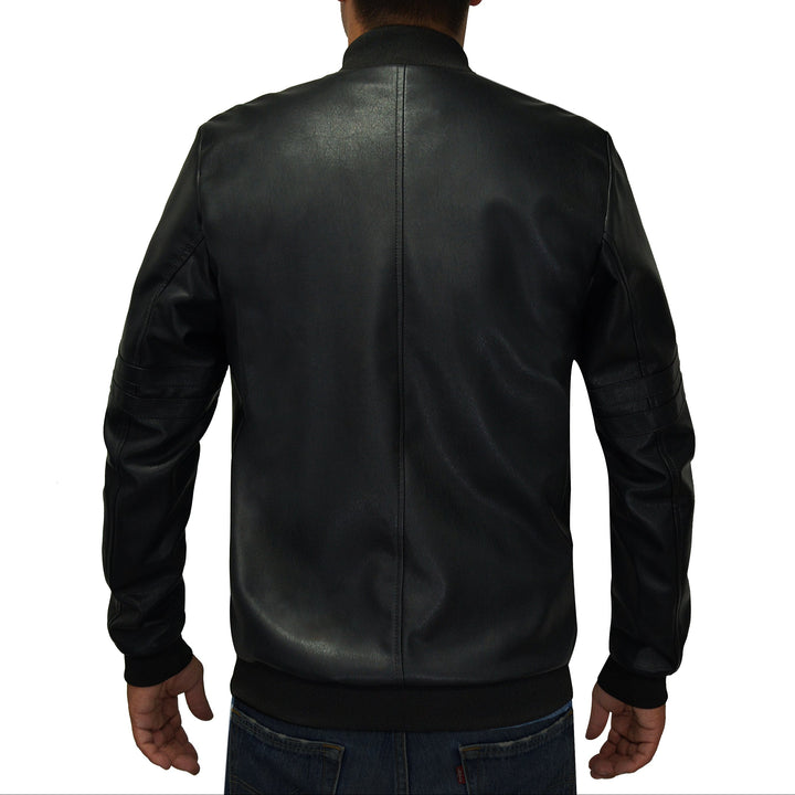 Hombre de espalda usando chamarra bomber de piel sintética negra 'Elite' de Gerhel con detalle de costura realzada en el pecho.