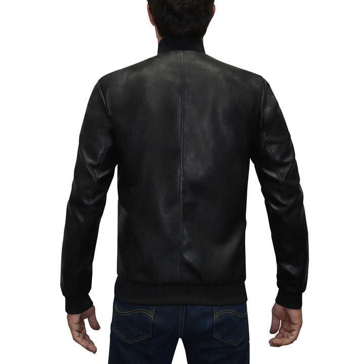 Hombre de espaldas usando chamarra bomber de piel sintética negra 'Ímpetu Urbano' de Gerhel con franjas blancas.