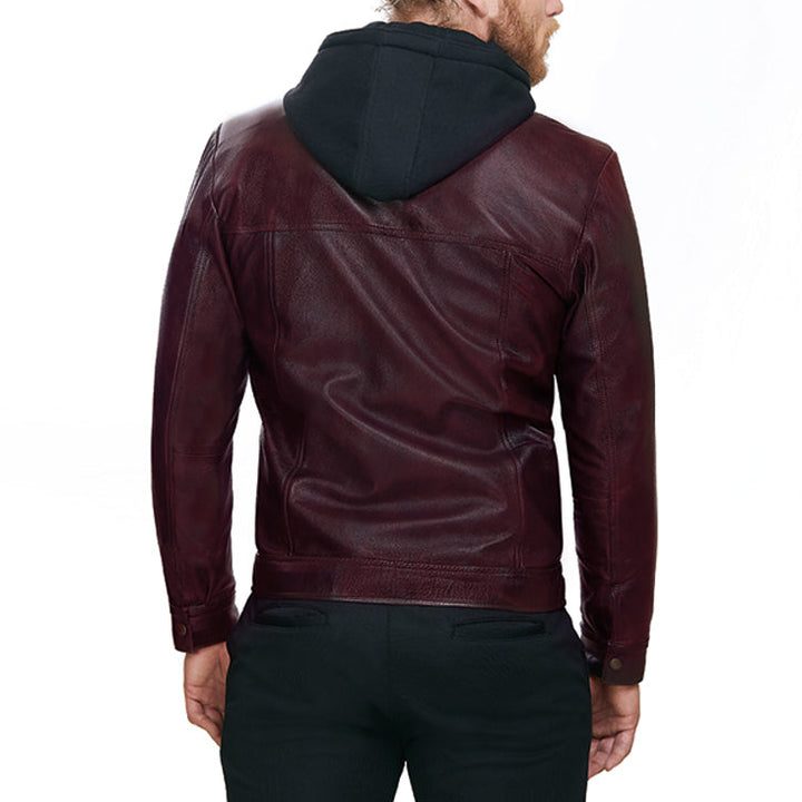 Hombre de espaldas usando chamarra 'Rebelde Vintage' 760 de piel de borrego color vino deslavado con capucha desmontable.