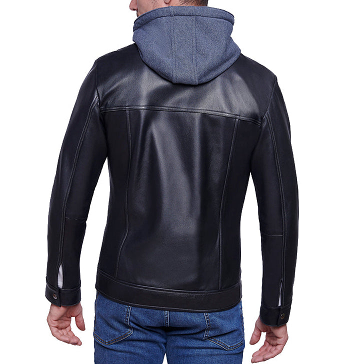Hombre de espaldas usando chamarra de piel negra acolchada 'Guardiana' de Gerhel con capucha gris desmontable.