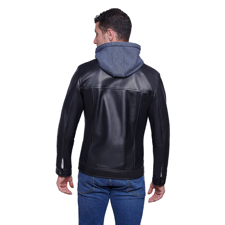 Hombre de espaldas usando chamarra de piel negra acolchada 'Guardiana' de Gerhel con capucha gris desmontable.