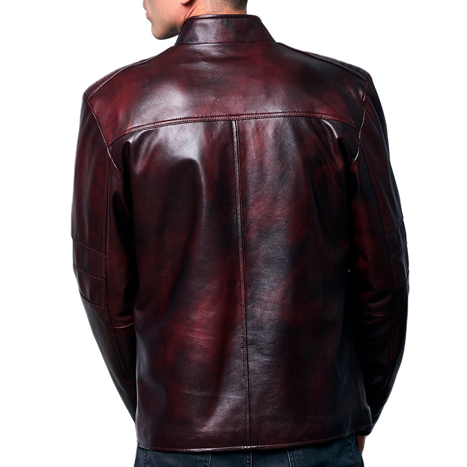 Hombre de espaldas usando chamarra de piel color tinto (rojo intenso) 'Interceptor' de Gerhel con paneles horizontales.