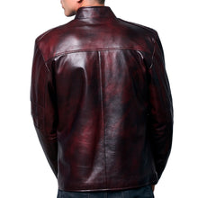 Hombre de espaldas usando chamarra de piel color tinto (rojo intenso) 'Interceptor' de Gerhel con paneles horizontales.