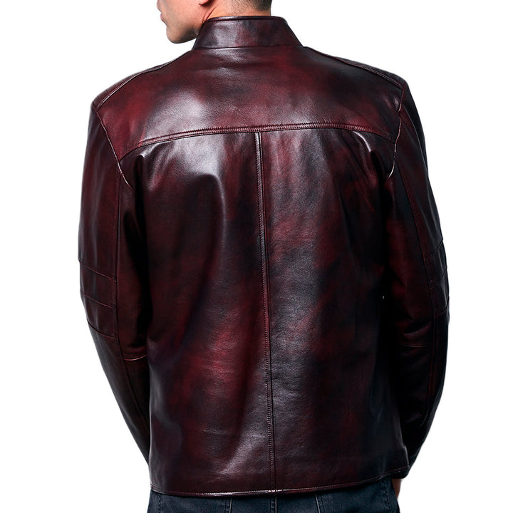 Hombre de espaldas usando chamarra de piel color tinto (rojo intenso) 'Interceptor' de Gerhel con paneles horizontales.