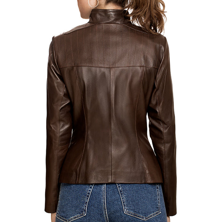 Mujer de espaldas usando chamarra de piel color café 'Aura' de Gerhel con cuello mao y corte clásico entallado.