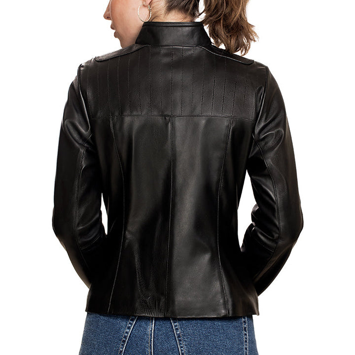 Mujer de espaldas usando chamarra de piel color negro 'Aura' de Gerhel con cuello mao y corte clásico entallado.