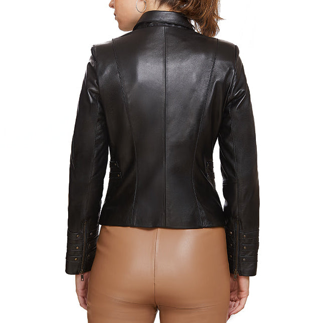 Vista trasera ujer usando chamarra de piel color negro 'Sinfonía' de Gerhel con elegantes pliegues en las mangas