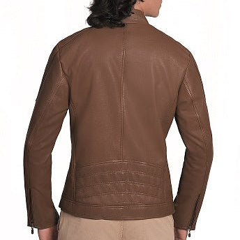 Hombre de espaldas usando chamarra de piel sintética color nuez 'Nogal' de Gerhel, estilo cafe racer con hombros acolchados.