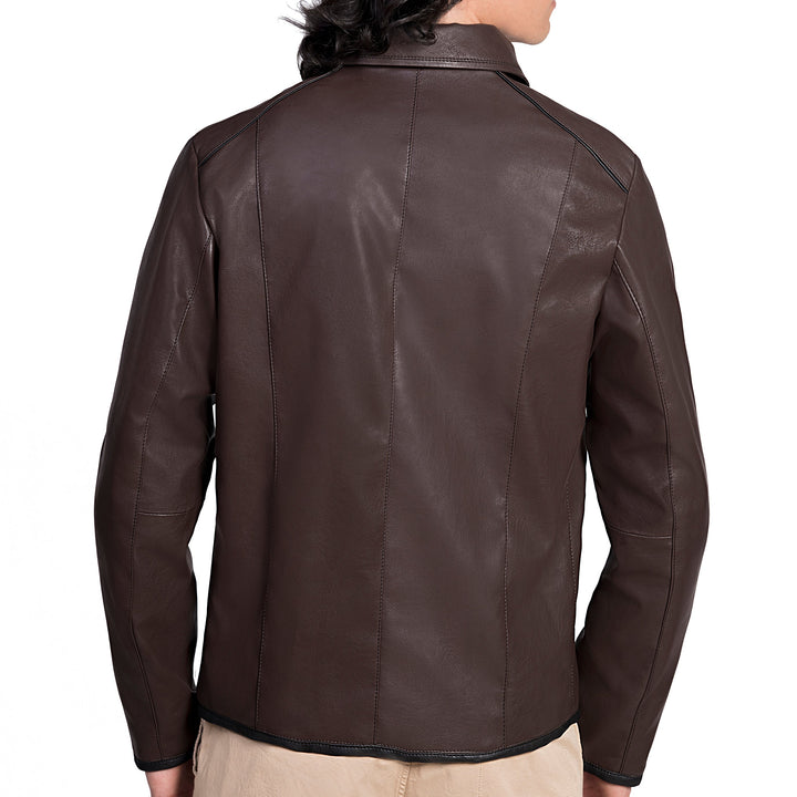 Hombre de espaldas usando chamarra clásica de piel sintética color café 'Esencial' de Gerhel con cuello camisero.