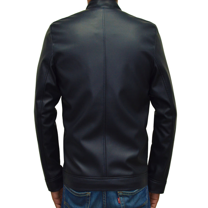 Hombre de espaldas usando chamarra de piel sintética negra 'Aero' de Gerhel con torso micro-perforado y cuello mao.