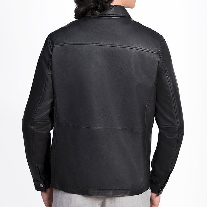 Hombre de espaldas usando chamarra tipo trucker de piel sintética negra 'Roadmaster' de Gerhel con cuello camisero y broches níquel.