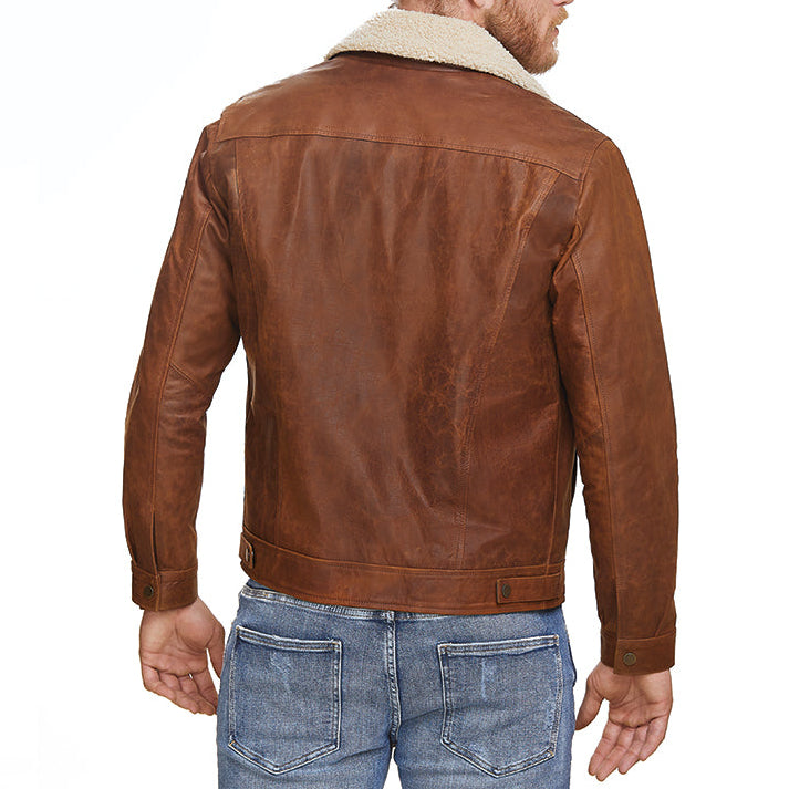 Vista trasera Hombre usando chamarra de piel de res 3 en 1 'Todoterreno' de Gerhel con cuello de borrega desmontable.