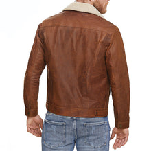 Vista trasera Hombre usando chamarra de piel de res 3 en 1 'Todoterreno' de Gerhel con cuello de borrega desmontable.