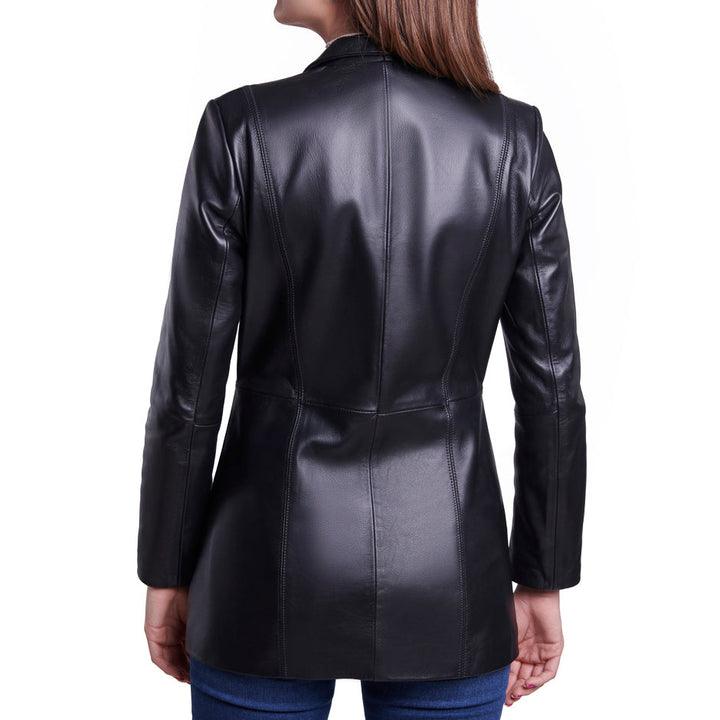 Mujer de espaldas usando blazer de piel negro 'Ejecutiva' de Gerhel con corte sastre y tres botones